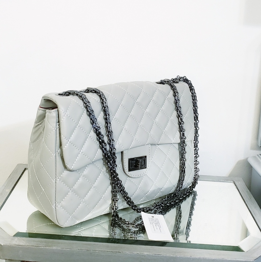 Quilted jumbo chain strap shoulder clutch bag